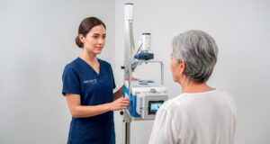 Profesional tomando radiografía
