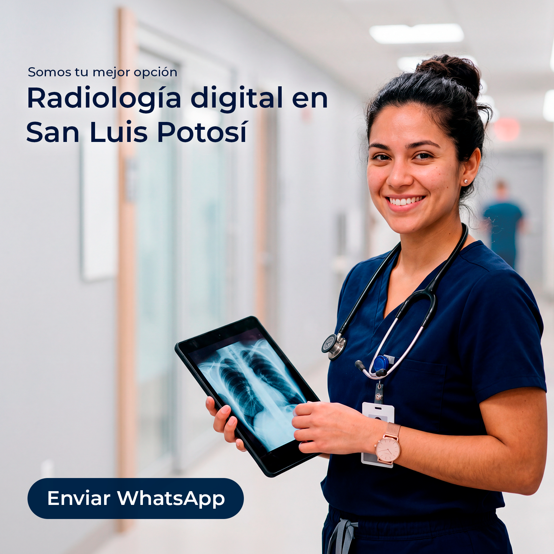 Técnica realizando radiografía a domicilio a paciente adulto mayor con movilidad reducida en San Luis Potosí