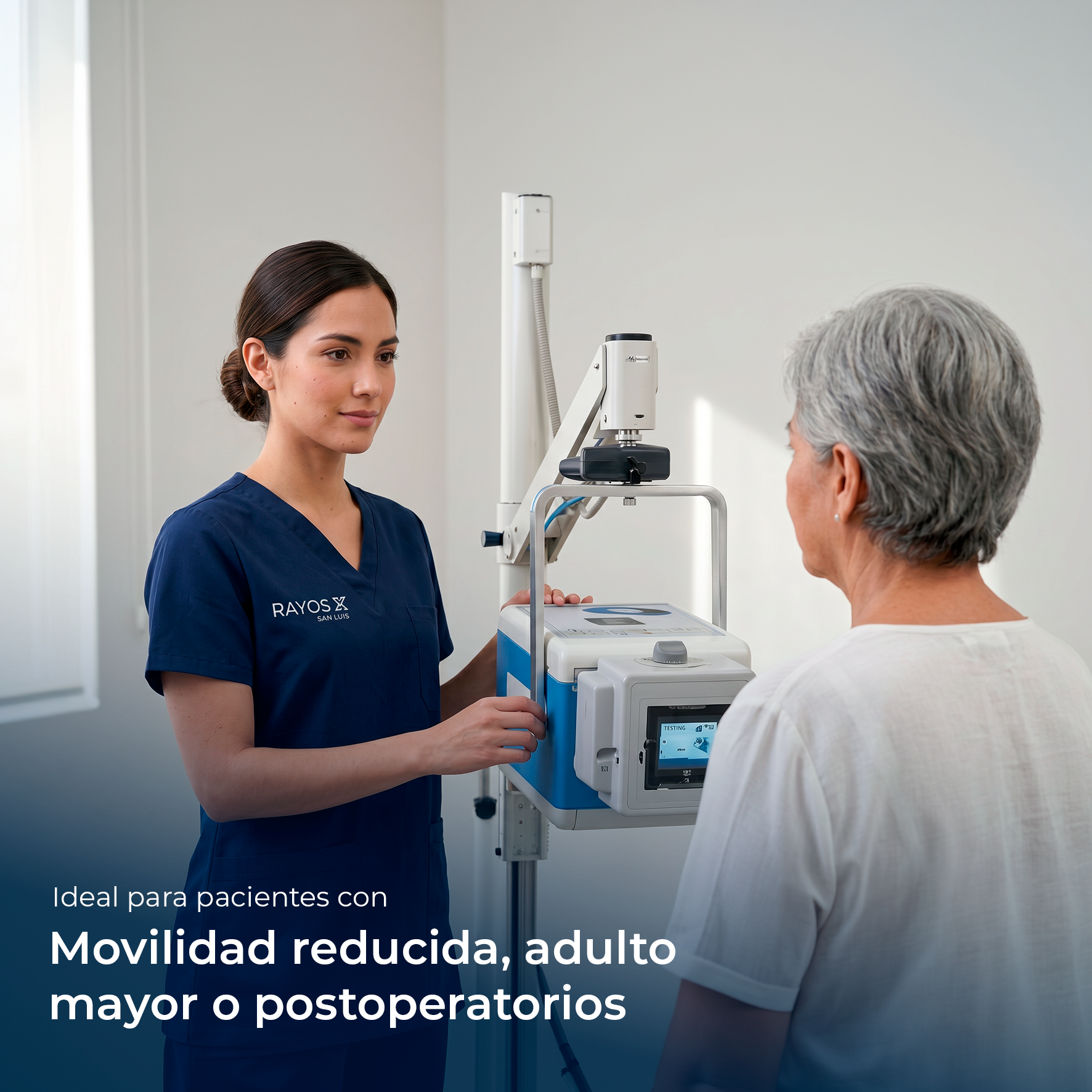 Especialista mostrando radiografía digital en tablet, servicio de radiología en San Luis Potosí